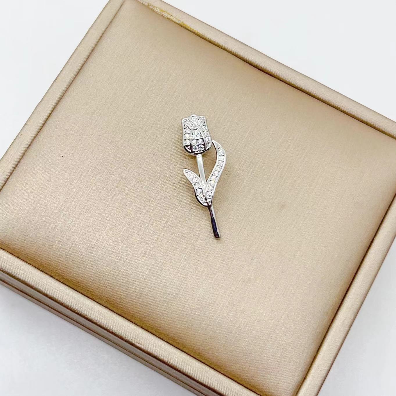 New European and American ins style, best-selling on Amazon, fashionable and individual rose women's pendant, 18K color retention, factory wholesale Application Scenario