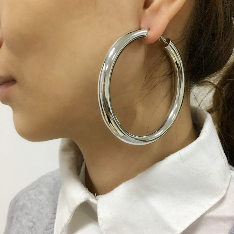 Ins Round Feeling Hollow Stainless Steel Earrings Plated Cross-Border Fashion Titanium Steel Earrings Men And Women With The Same Trend Earrings Application Scenario