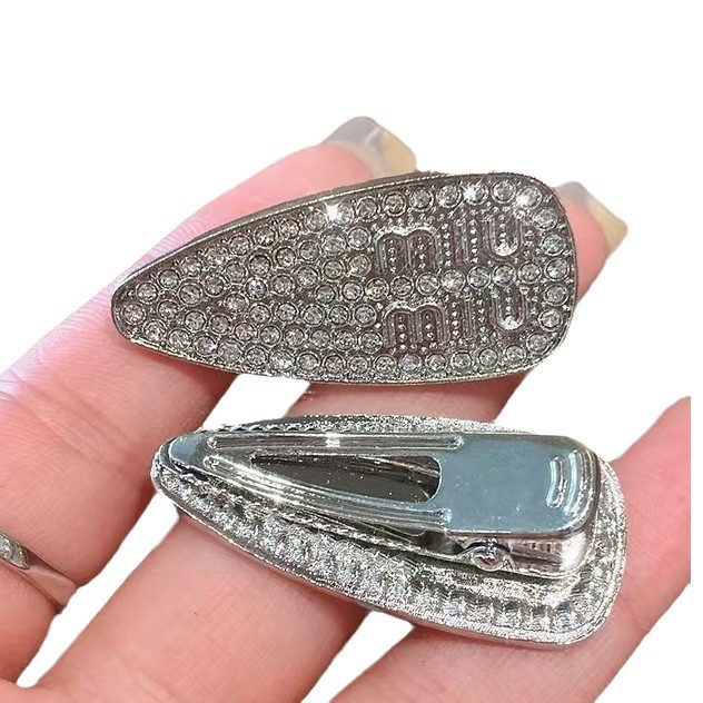 مقطع شعر جديد من طراز Miumiu Flom Fameu على جبهته Item Picture