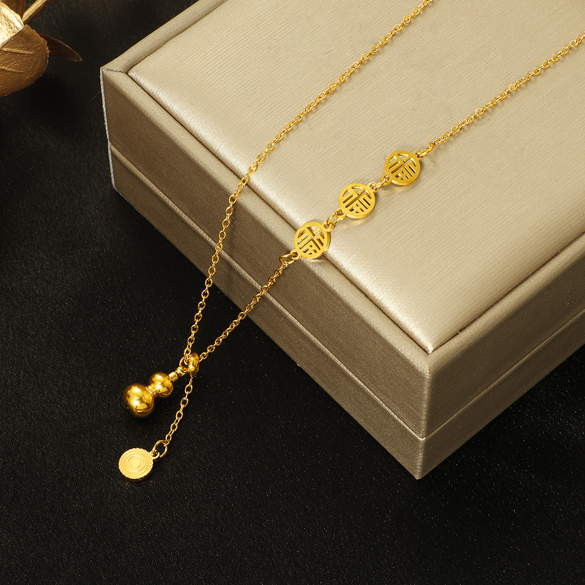 New Fu brand necklace, auspicious gourd pendant, Chinese style titanium steel gold Fu character hollowed-out jewelry wholesale Application Scenario