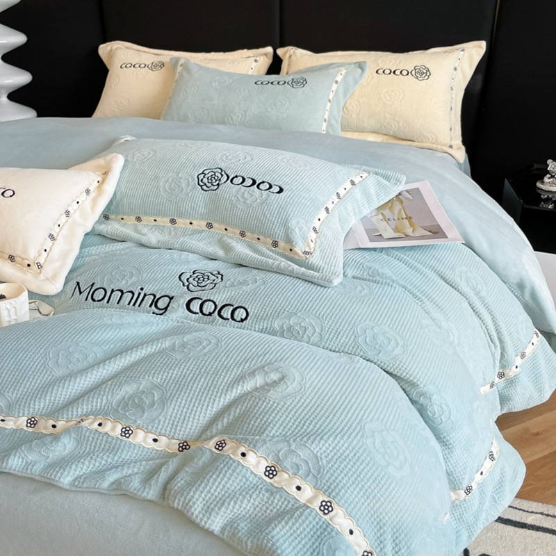 High-End Super Soft Milk Velvet Embroidered Four-Piece Thickened Warm Winter Carved Velvet Wide Edge Bedding Kit For Home Use details Picture