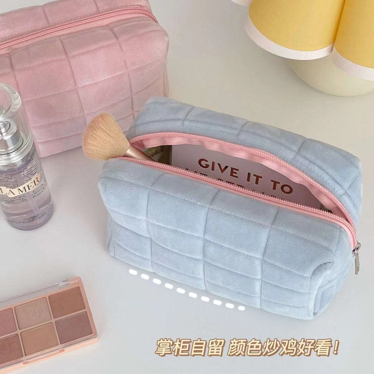 Cross-border velvet stress-relieving pillow, makeup bag, convenient toiletry bag, large capacity, high-end style, grid cosmetics storage bag Specification image