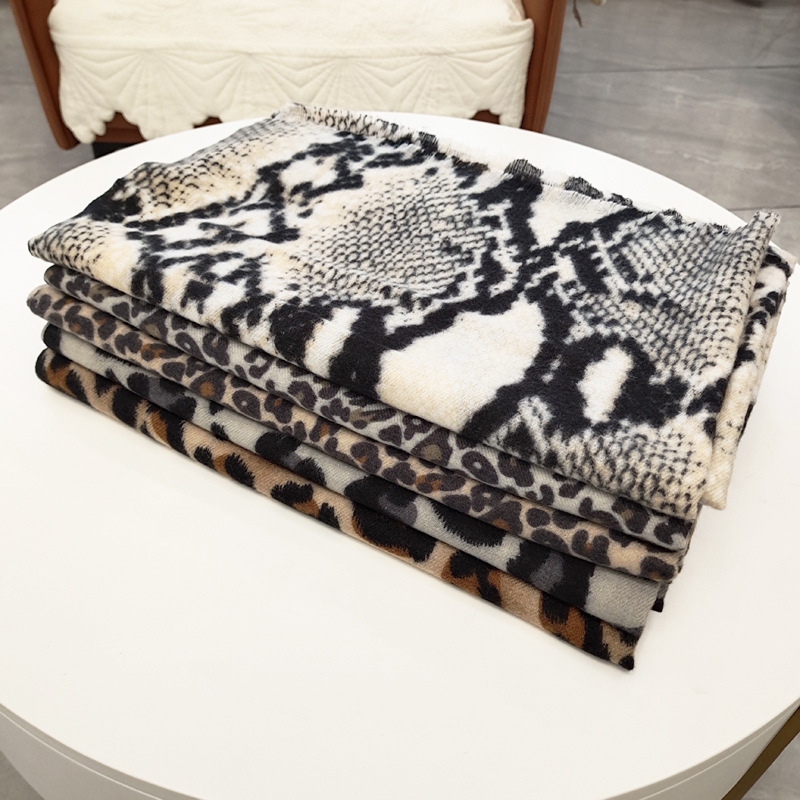 Animal print scarf 2024 autumn/Winter new style Snake and leopard print shawl warm, direct sales from European and American cross-border manufacturer, high-end feel details Picture