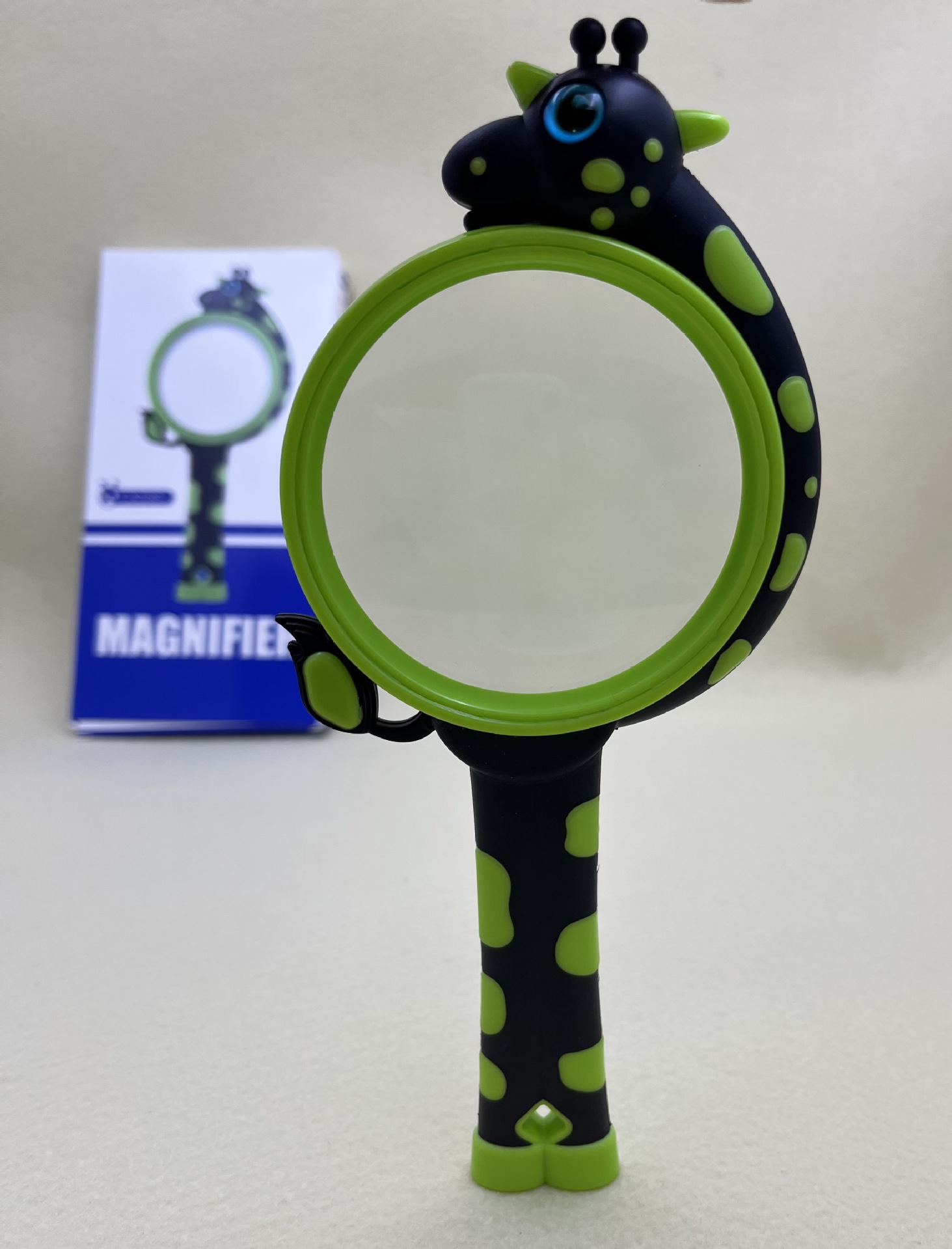 Children's cartoon magnifying glass in the shape of a giraffe, a small experimental tool for kindergartens and primary schools, a great toy for outdoor exploration
