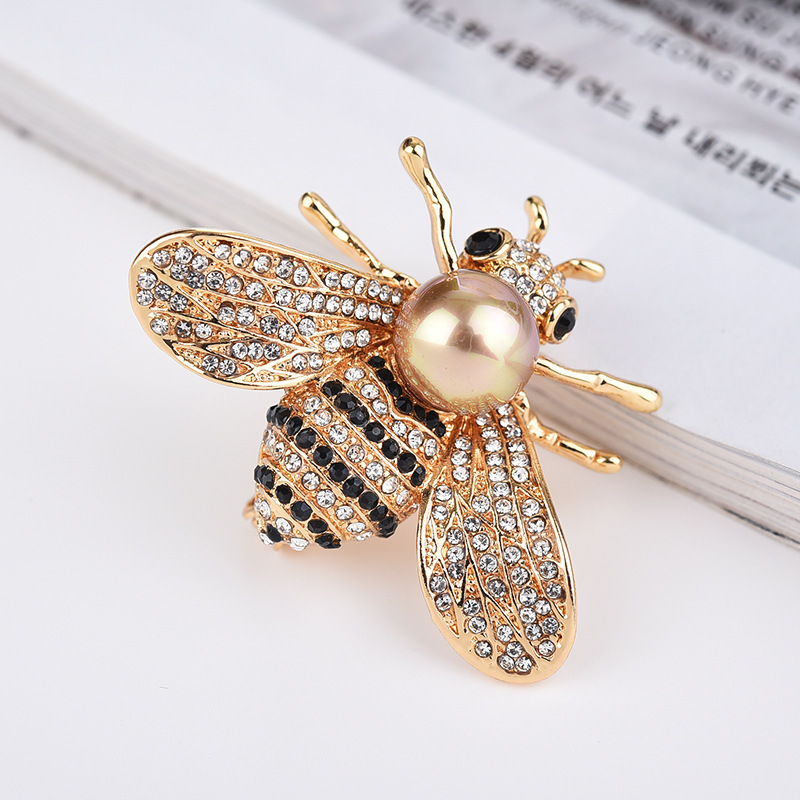 الدبوس هو حيوان مبدع، نحلة، ملابس أنثوية Specification image