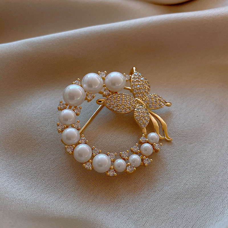 Fashion corsage Cross border brooch high-grade female anti-slip butterfly brooch high-grade feeling niche new corsage Application Scenario
