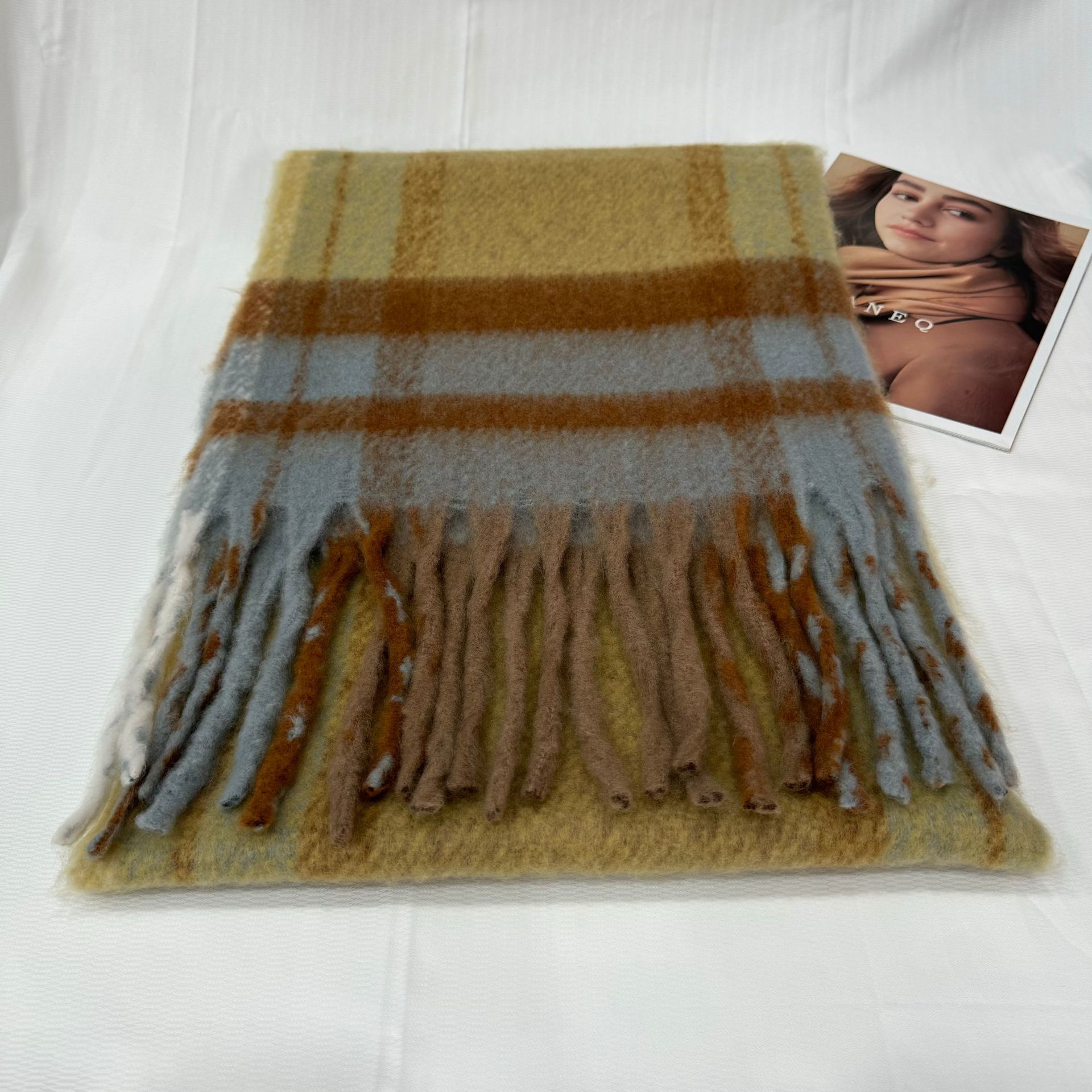 2025新款马海毛流苏围巾女秋冬季氛围感保暖格子百搭外贸跨境专供详情7