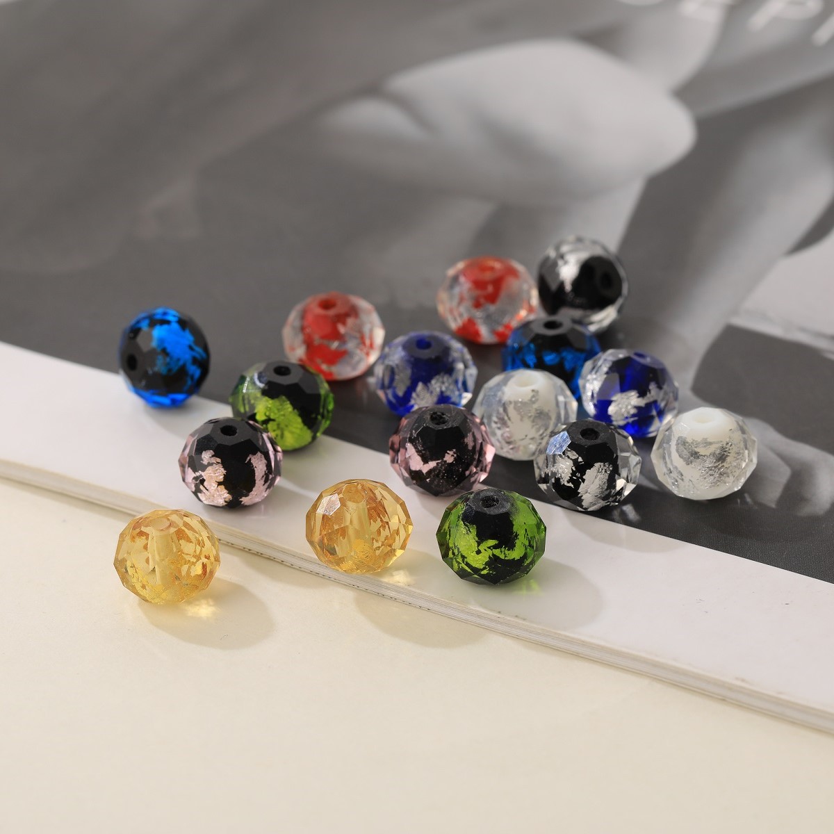 Hanyu Yuan Glass Color Foil Cut Flat Beads diy handcrafted bead material accessories Glass loose beads 100 pieces per pack Specification image