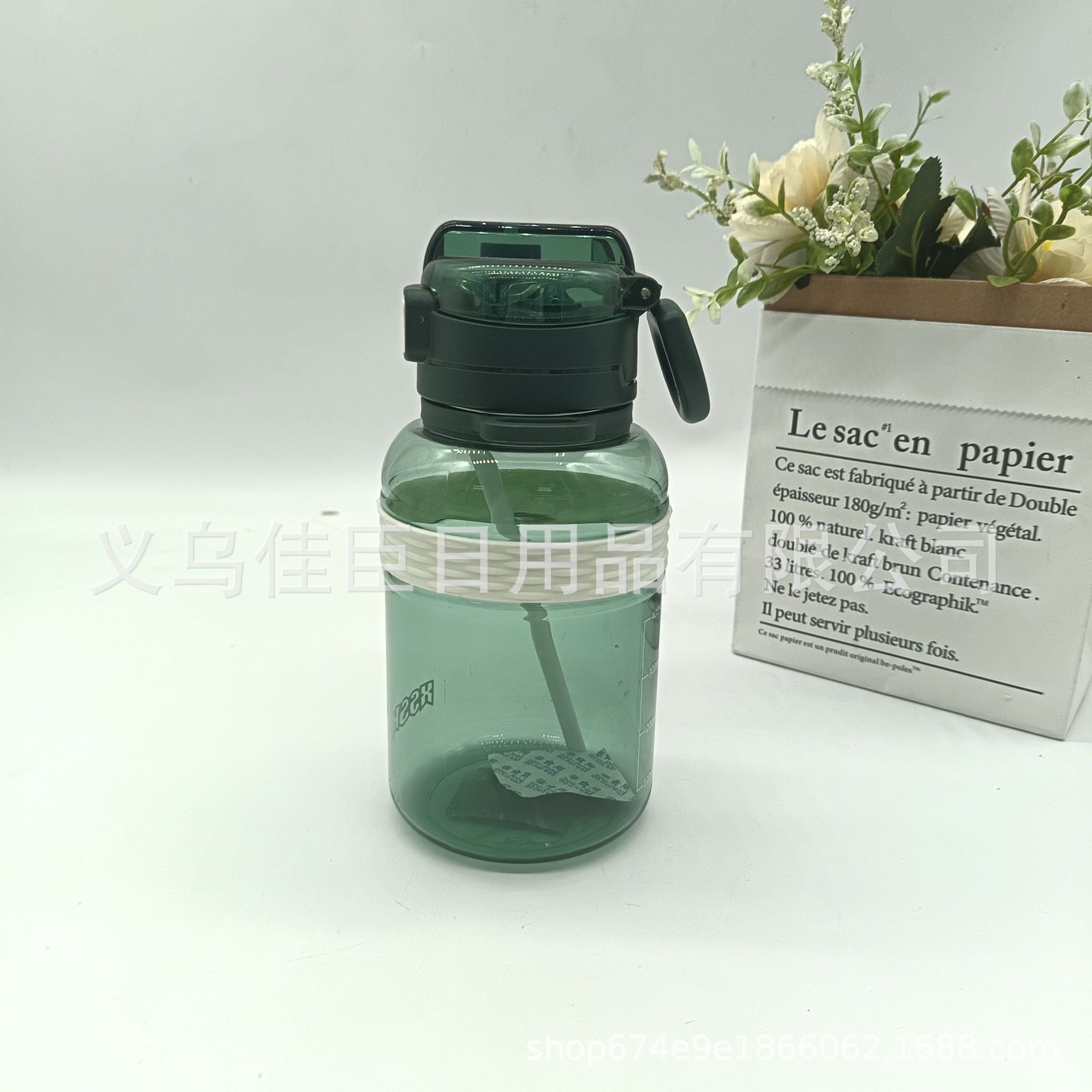 Student-specific space cup, double drinking lid, direct drinking straw cup, children's sports water cup, wearable, minimalist sports style details Picture