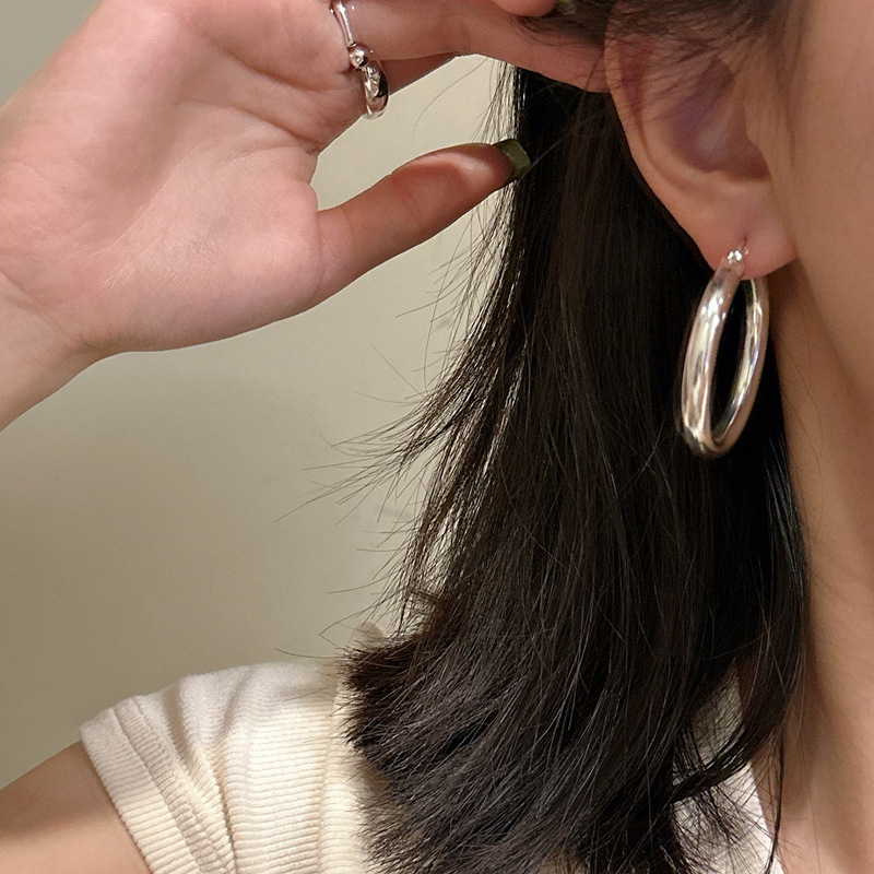 S925 sterling silver Korean version, niche design, large ear loops, smooth ear buckles, fashionable and individual Korean style blogger earrings and earrings Specification image