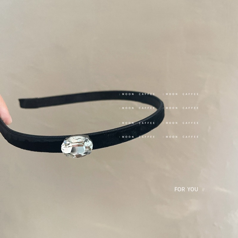 French retro pigeon egg diamond velvet headband, feminine charm, retro elegance, high-end feel, light luxury hair accessory for going out Application Scenario