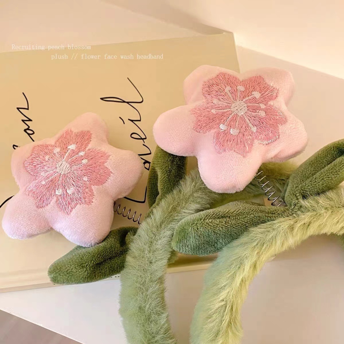 Cross-border sponge cloud hair band, high top of the head, high-end feel, towel fabric twist, ladies' wrist head band for washing face Application Scenario