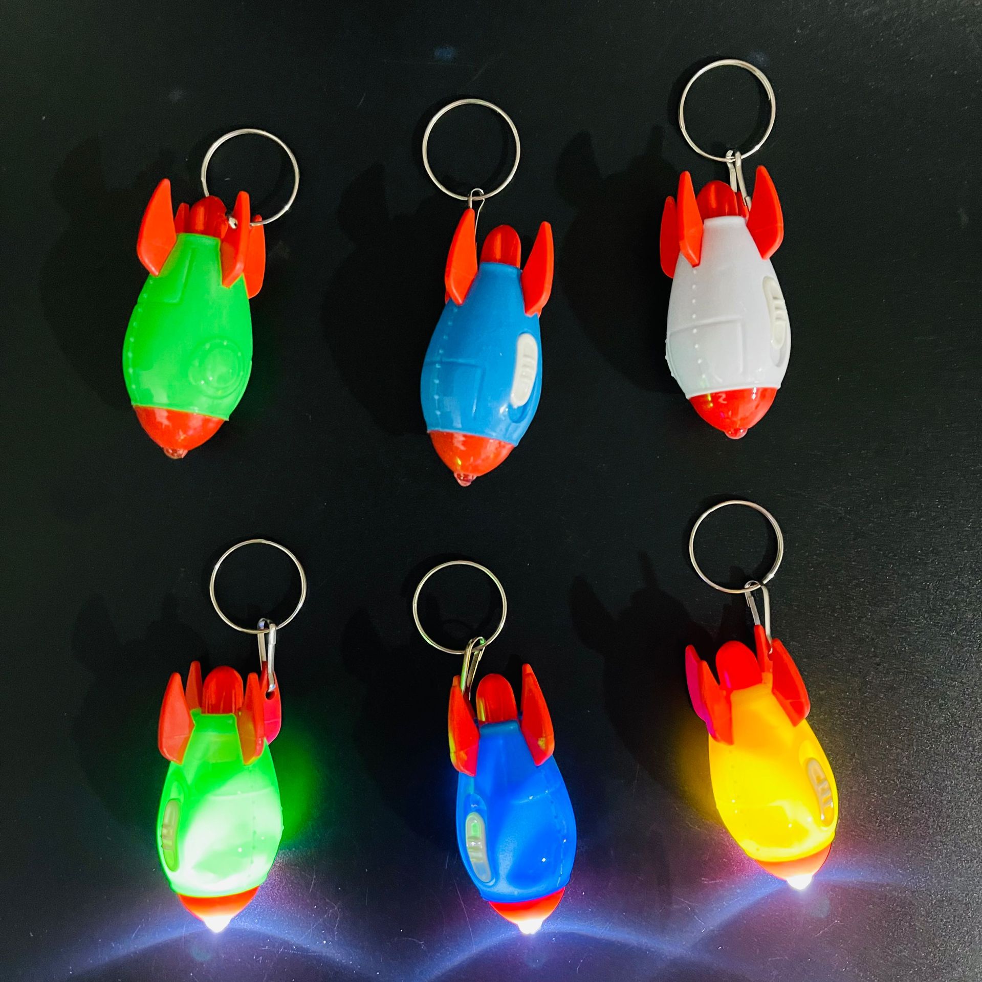 Anti-missile keychain light 1 yuan 2 yuan store stall source wholesale portable pendant light gift wholesale full figure