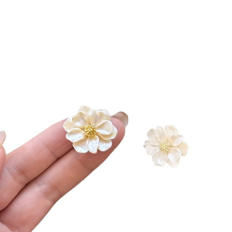 Camellia stud earrings for women, a light luxury and high-end niche earring 2025 new style, a gentle and elegant ear accessory suitable for spring Item Picture