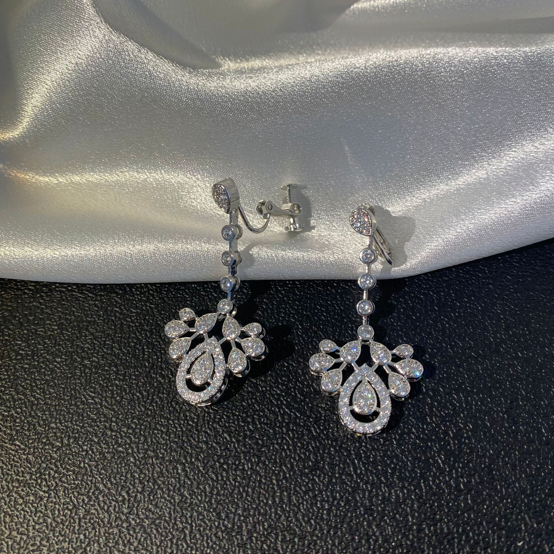 Ni Ni Yang Mi Star With The Same High-Grade Sense No Piercing Spiral Ear Clip Bride Light Luxury Earrings French Drop Earrings details Picture