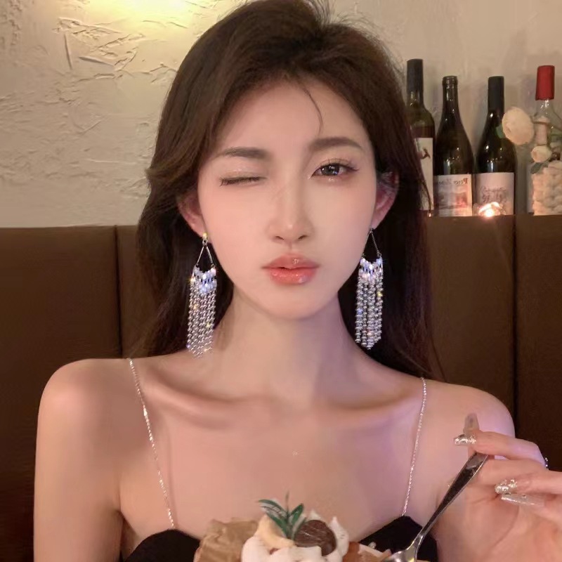 European and American fashion style beaded and diamond-encrusted flower tassel earrings, exaggerated stud earrings, niche new trendy and light luxury earrings Application Scenario