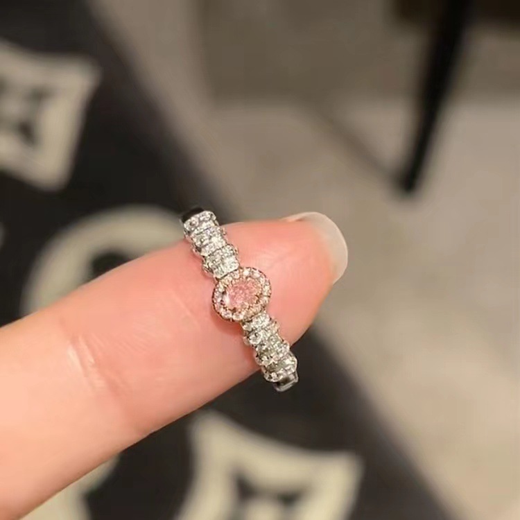 The light luxury pink diamond ring is simple, versatile and stylish. It features a full diamond square bag that can be adjusted. It is designed by a niche designer Application Scenario