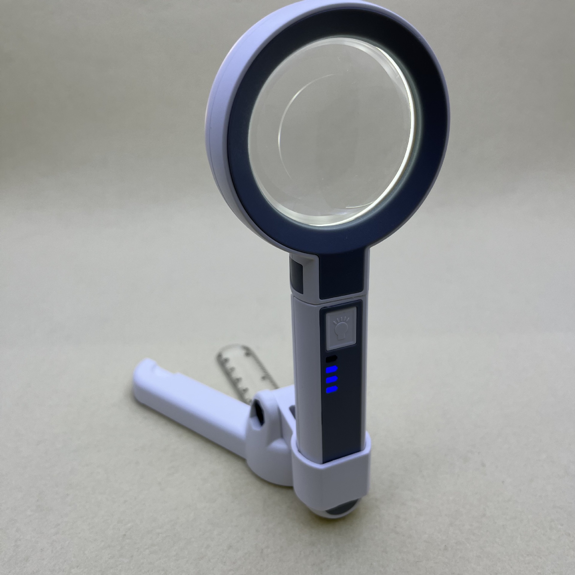DH55SC Rechargeable touch three-position light adjustment switch 14LED desktop handheld multi-functional magnifying glass Application Scenario
