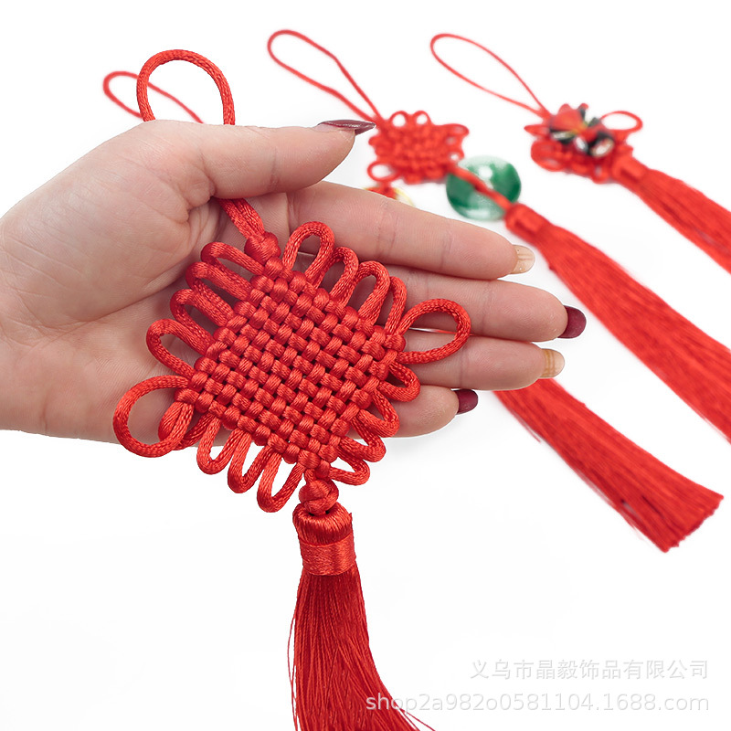 Hand-woven Chinese knot pendants of various sizes, Fang Sheng Knot New Year pendants, small Chinese knot tassels and tassels Application Scenario