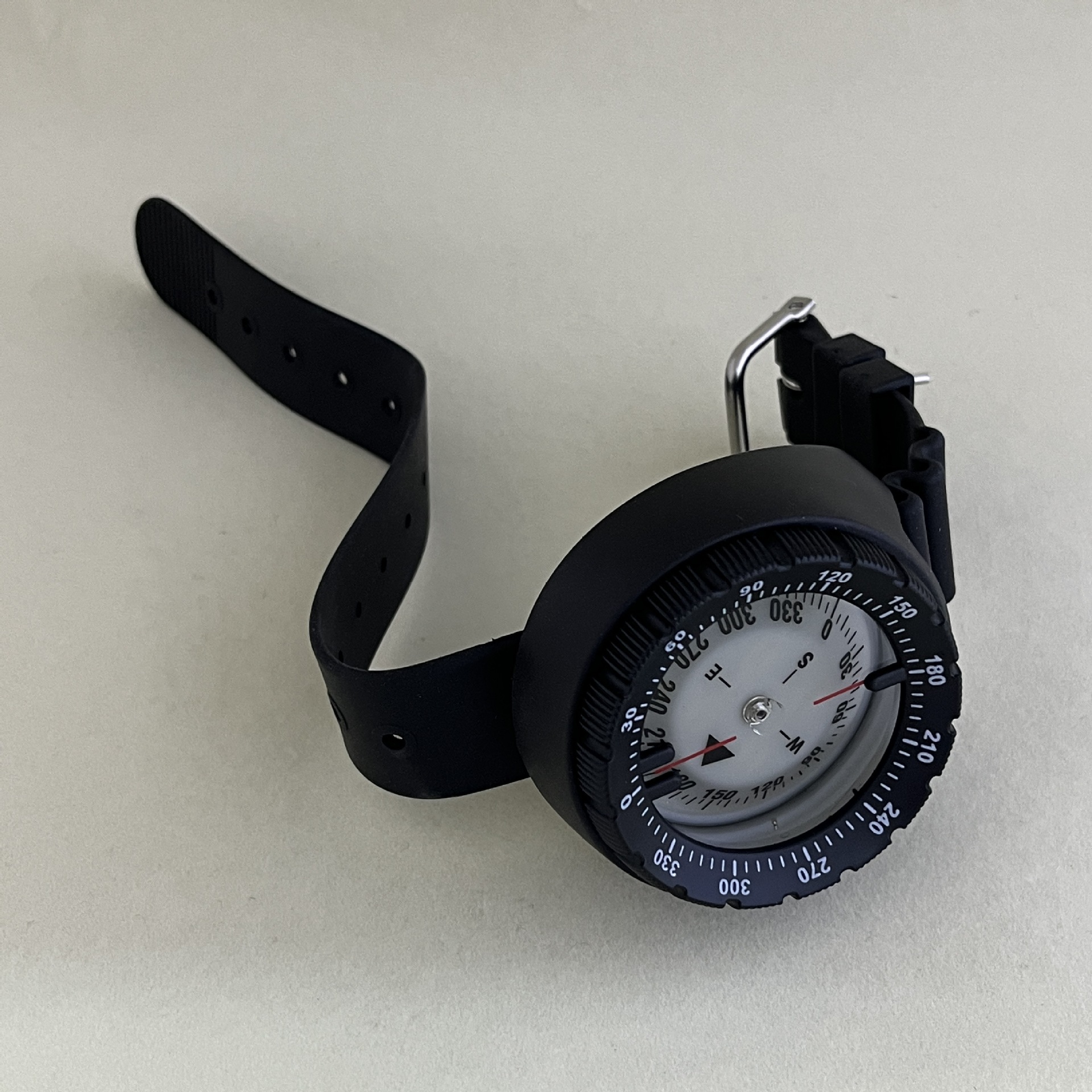 The new Amazon bestseller Q60 diving watch with a compass strap, a high-quality gift compass for diving Application Scenario