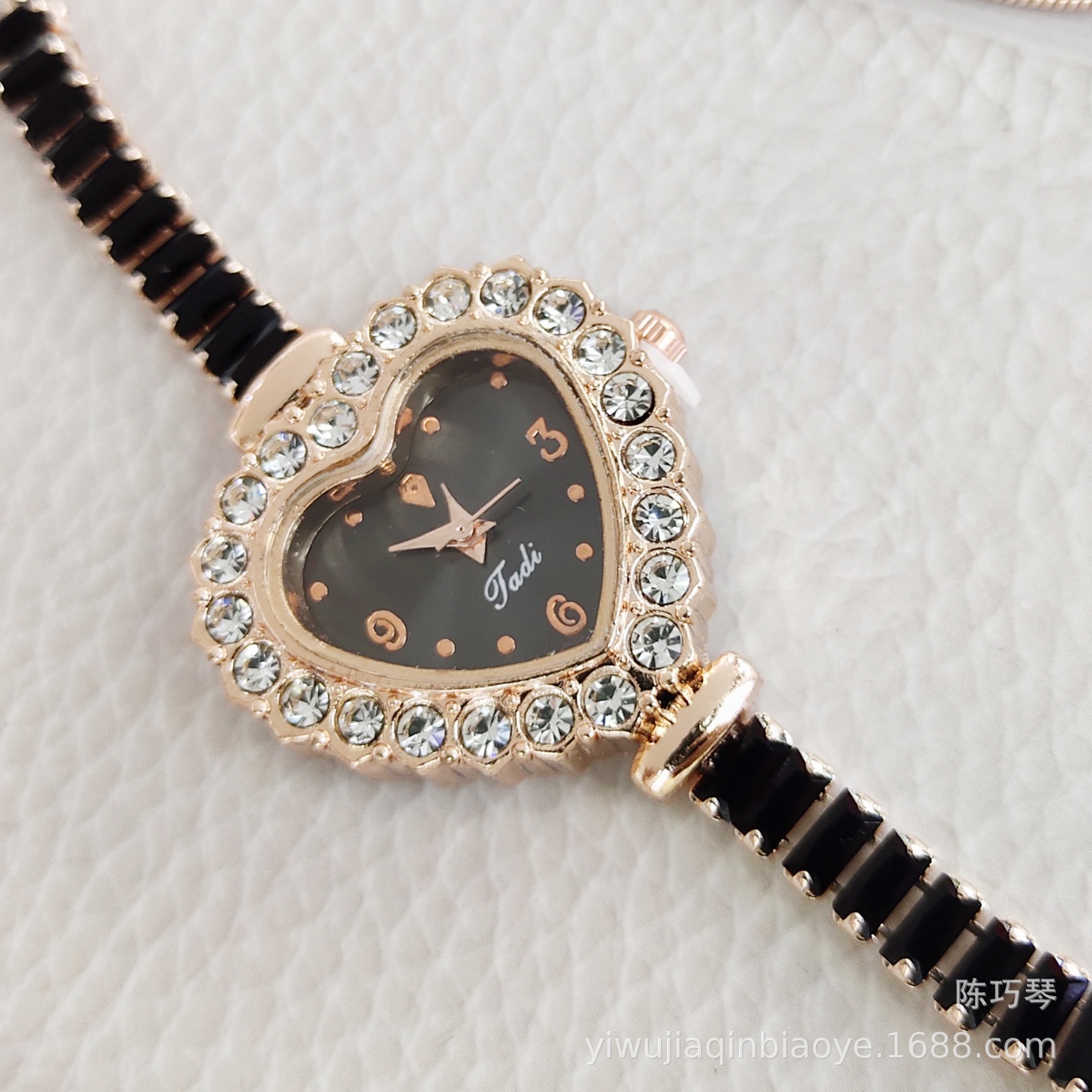 Ladies' pull-out bracelet watch, cross-border heart-shaped Korean version fashionable diamond-encrusted digital watch accessory details Picture