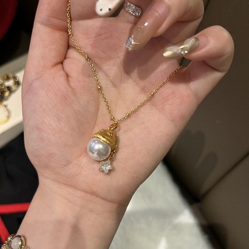 French light luxury retro brushed pearl Christmas hat, star necklace, niche exquisite socialite style, high-end collarbone chain details Picture