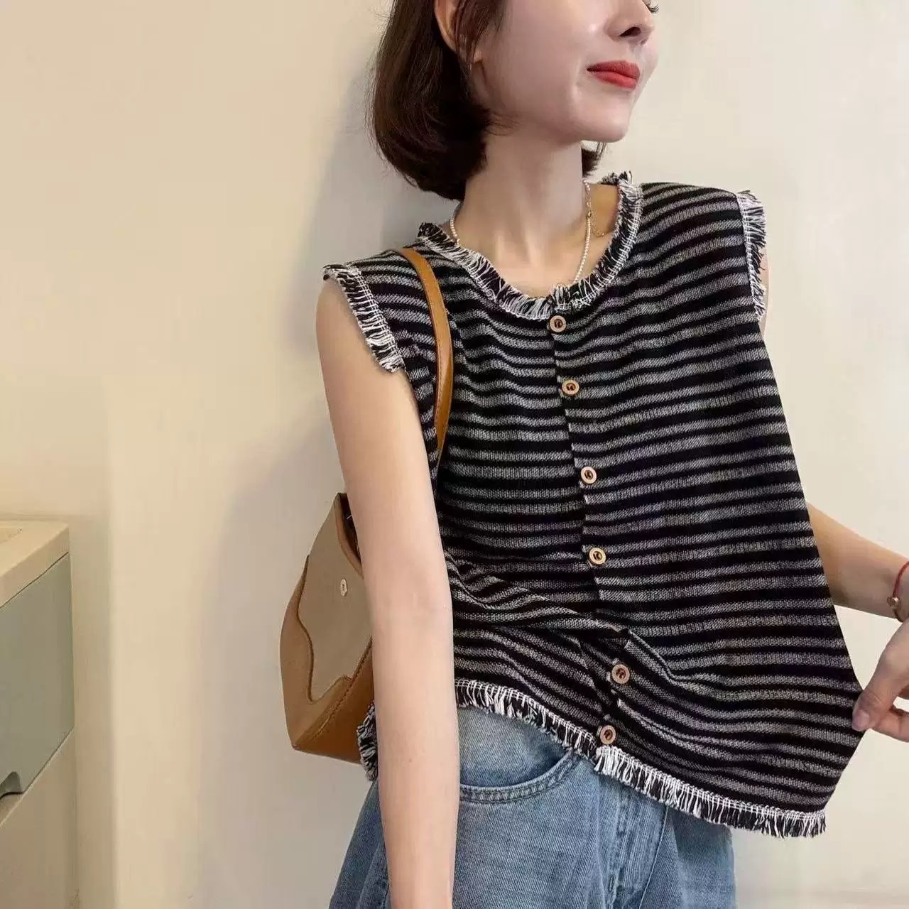 American hot girl, off-the-shoulder sleeveless summer loose short round-neck T-shirt, grey striped knitted top Application Scenario