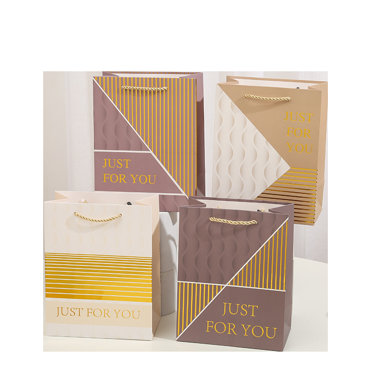 Business gift bags, hand-held bags, gilded and powder-coated paper bags, birthday return gifts and souvenir packaging bags Item Picture