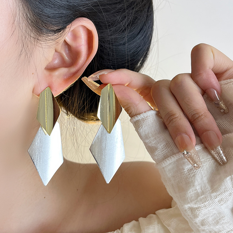 High-end irregular metal gold and silver color contrast European and American design earrings 2024 new bestseller, niche and light luxury stud earrings