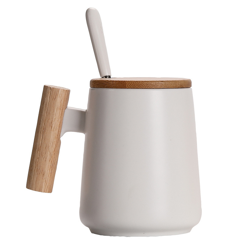 كأس من القهوة في المكتب مع ملعقة مغطاة Item Picture