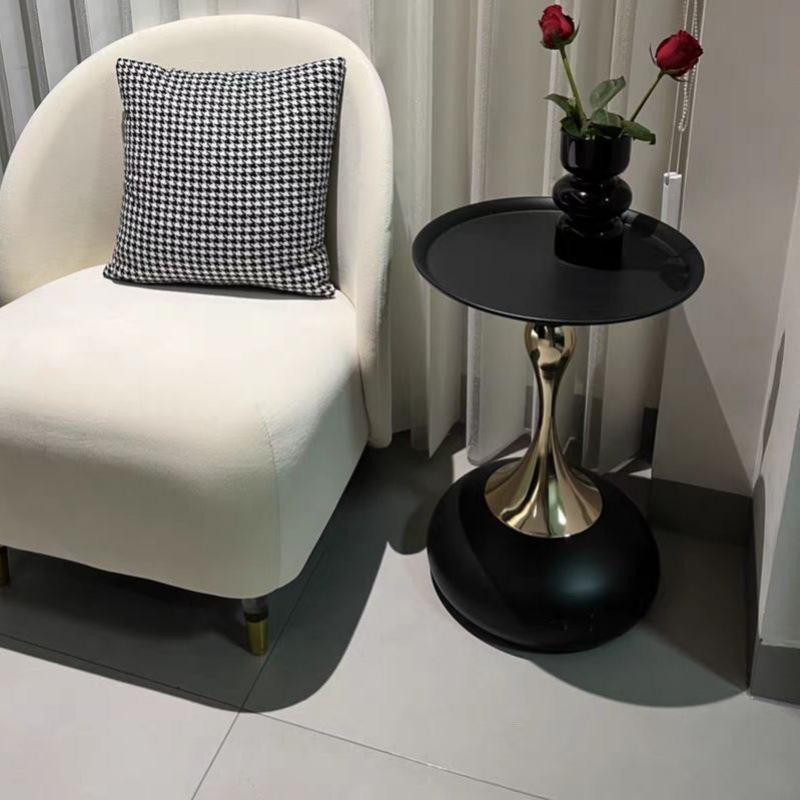 Italian minimalist small coffee table, small table, light luxury sofa side table, simple modern internet-famous side table, creative corner table for the living room Application Scenario