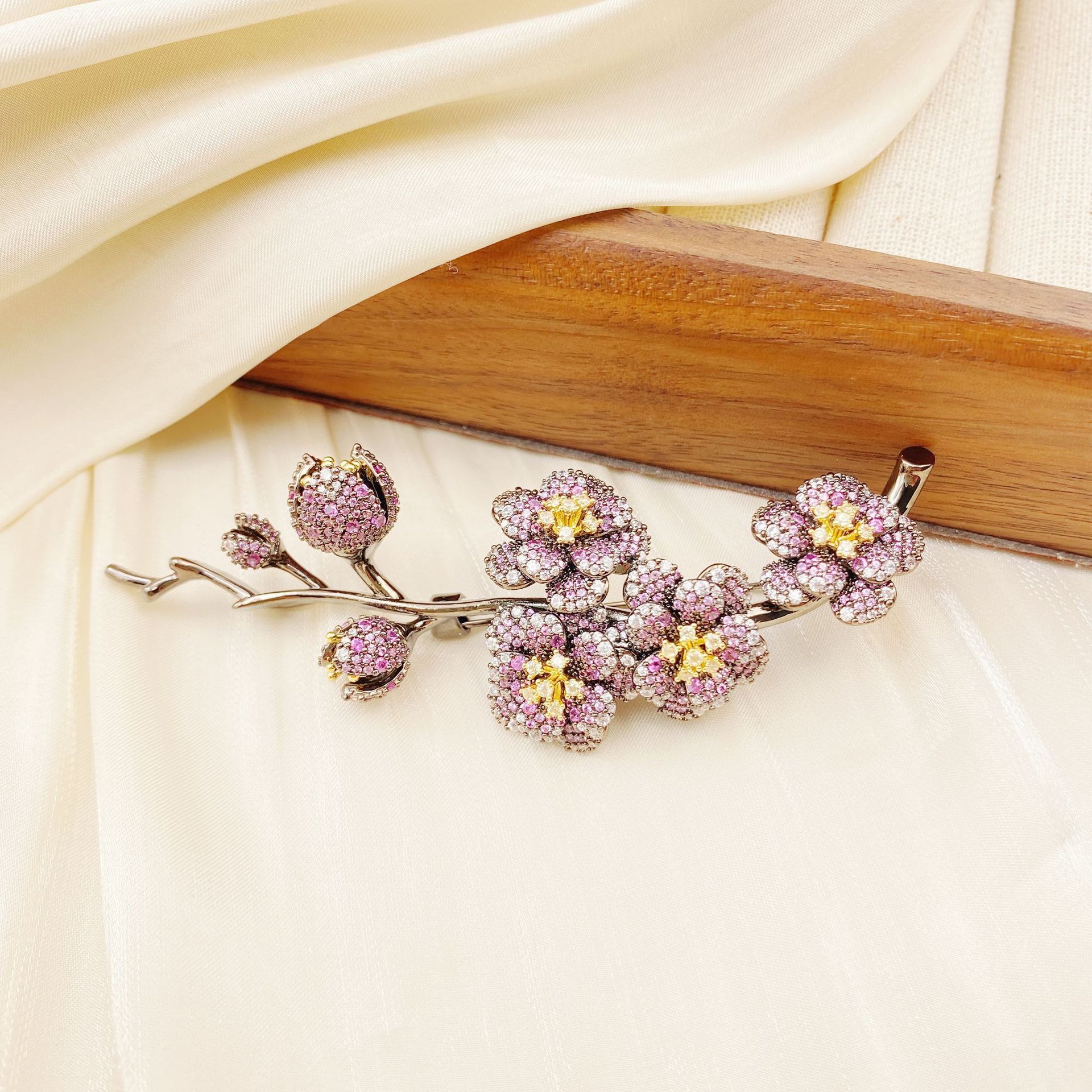 High-end heavy industry full-diamond plum blossom brooch, light luxury and high-end feel, versatile suit brooch, fashionable and exquisite souvenir accessory Application Scenario
