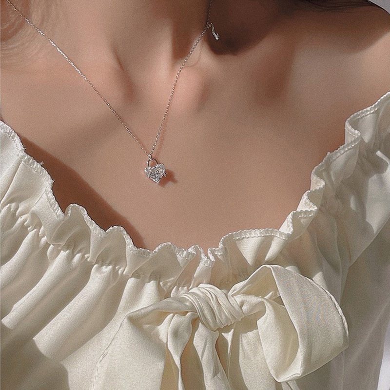 Titanium Steel Fashion Design Love Necklace Girl Small Diamond Heart Key Network Red Collarbone Chain details Picture