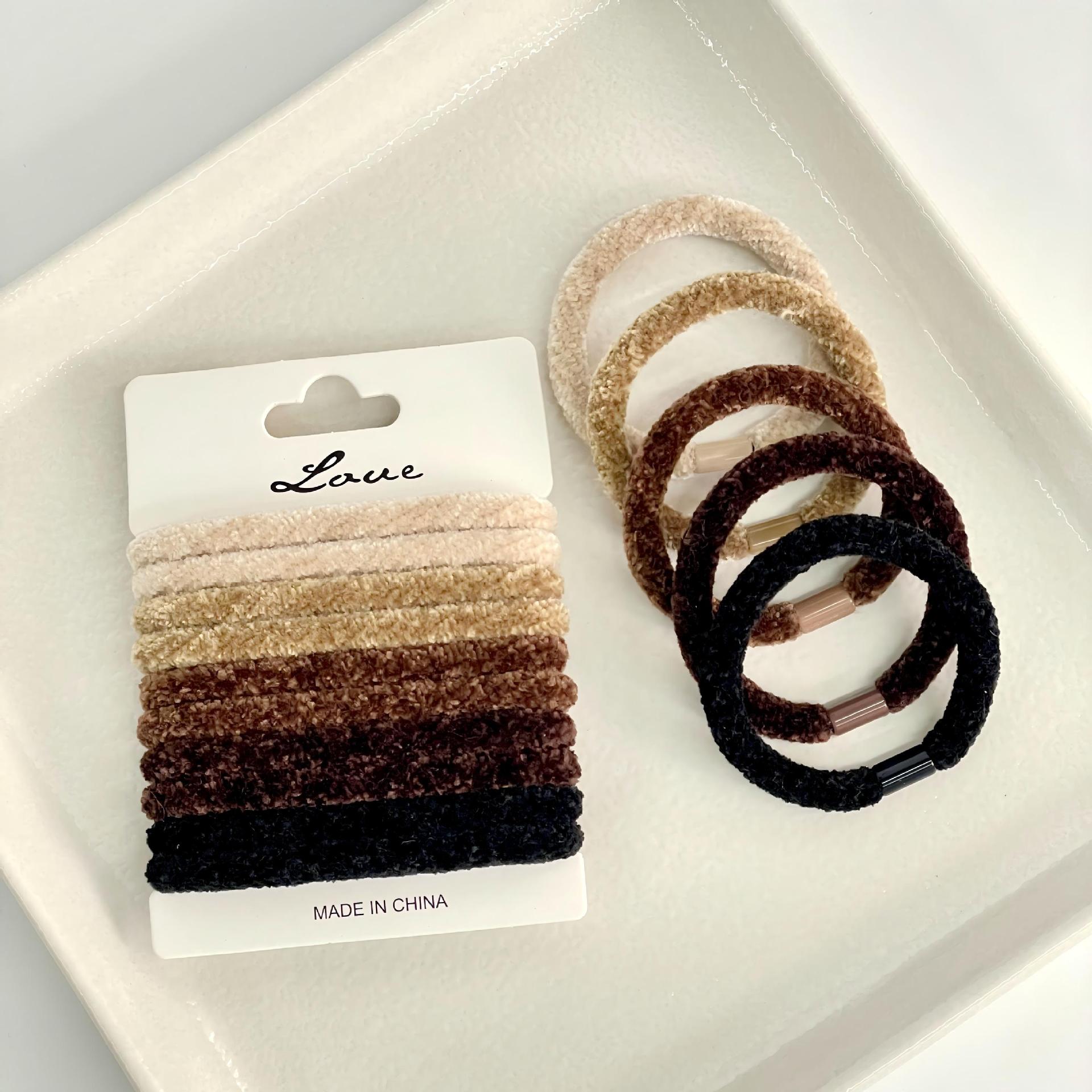 A new cross-border product, the plush hair band, is highly elastic and durable. It is a simple and elegant hair accessory for women with a high-end Korean look Application Scenario