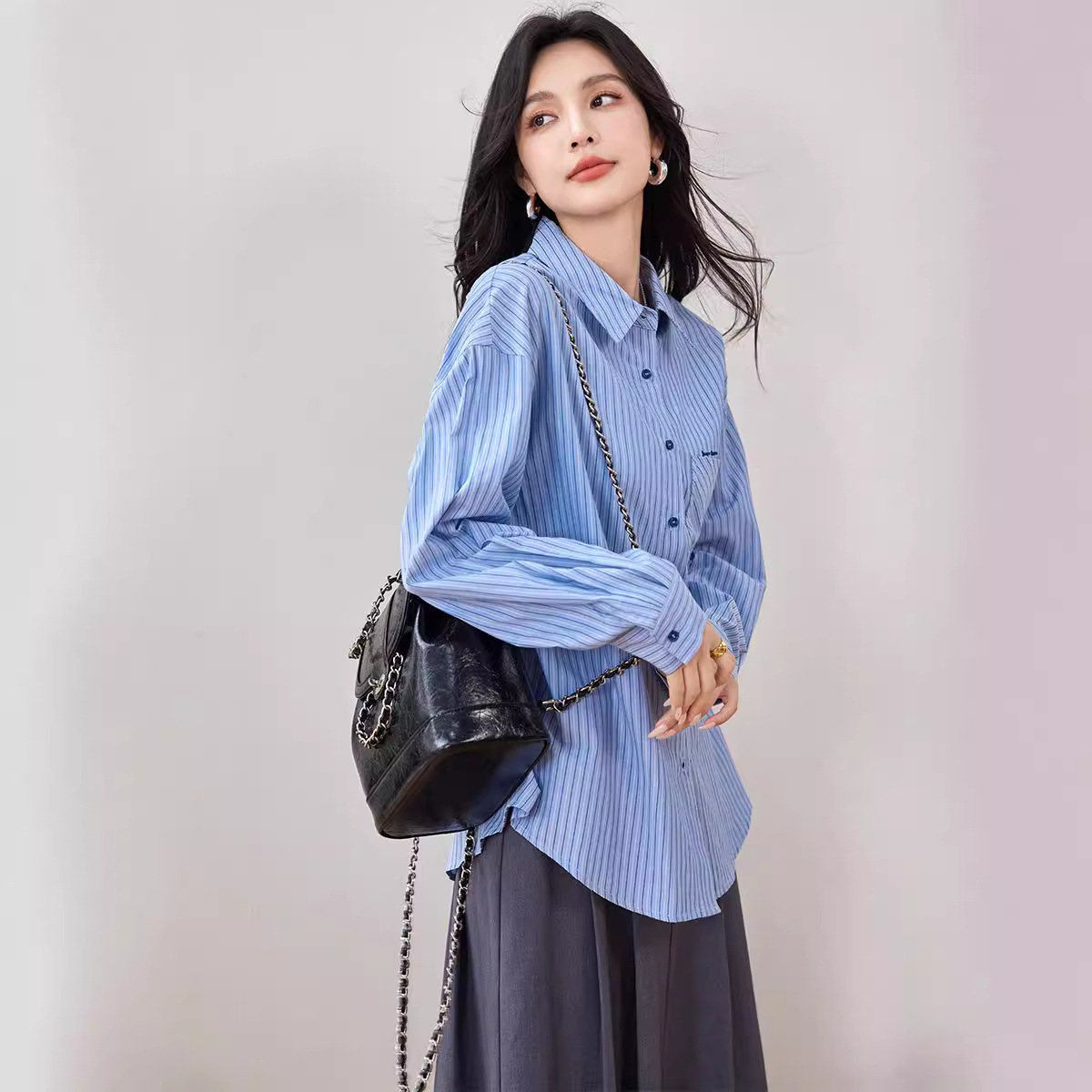 The 2024 autumn new two-tone jacquard striped shirt is a loose, slimming, high-end and versatile top for women details Picture