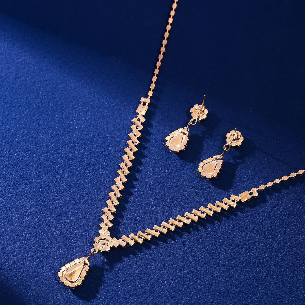 Bride's wedding accessories, lady's necklace decoration set, fashionable claw chain, dazzling studded with diamonds, banquet necklace earrings Application Scenario