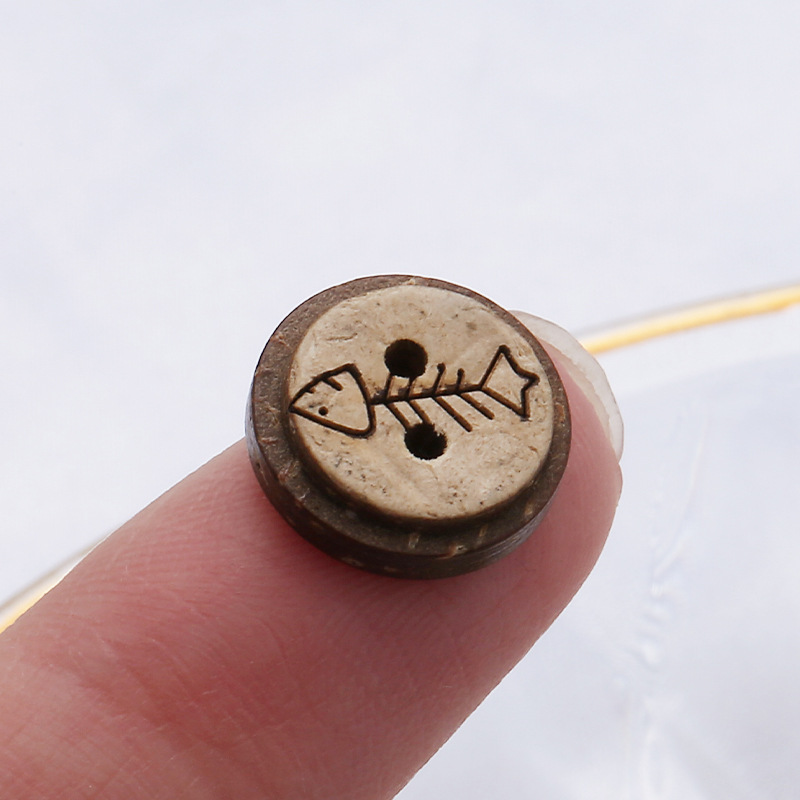 Wholesale round two-eye and four-eye button natural coconut button children's shirts, cardigans, knitted sweaters, hand-sewn decorative buttons Specification image