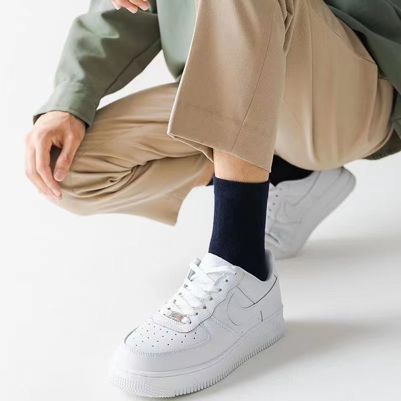 Calcetines stand de piso de una pieza para el cabello calcetines medios para hombres sudor absorbente anti-olor antibacteriano primavera verano cuatro estaciones simple color sólido estudiante versátil respirable calcetines deportivos de una pieza para el cabello Application Scenario