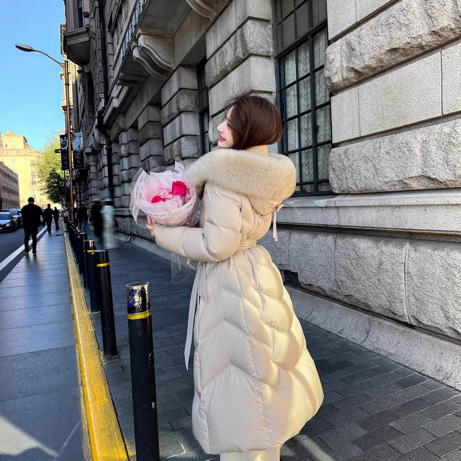 White goose down 2025 new style down jacket for women in winter, mid-length, slimming and form-fitting, fox fur collar, high-end thickened coat details Picture