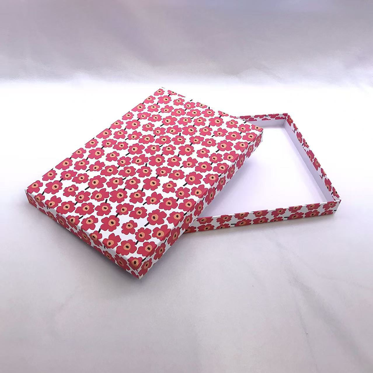 Factory wholesale stock gift box with top and bottom covers, rectangular printed silk scarf and scarf box details Picture