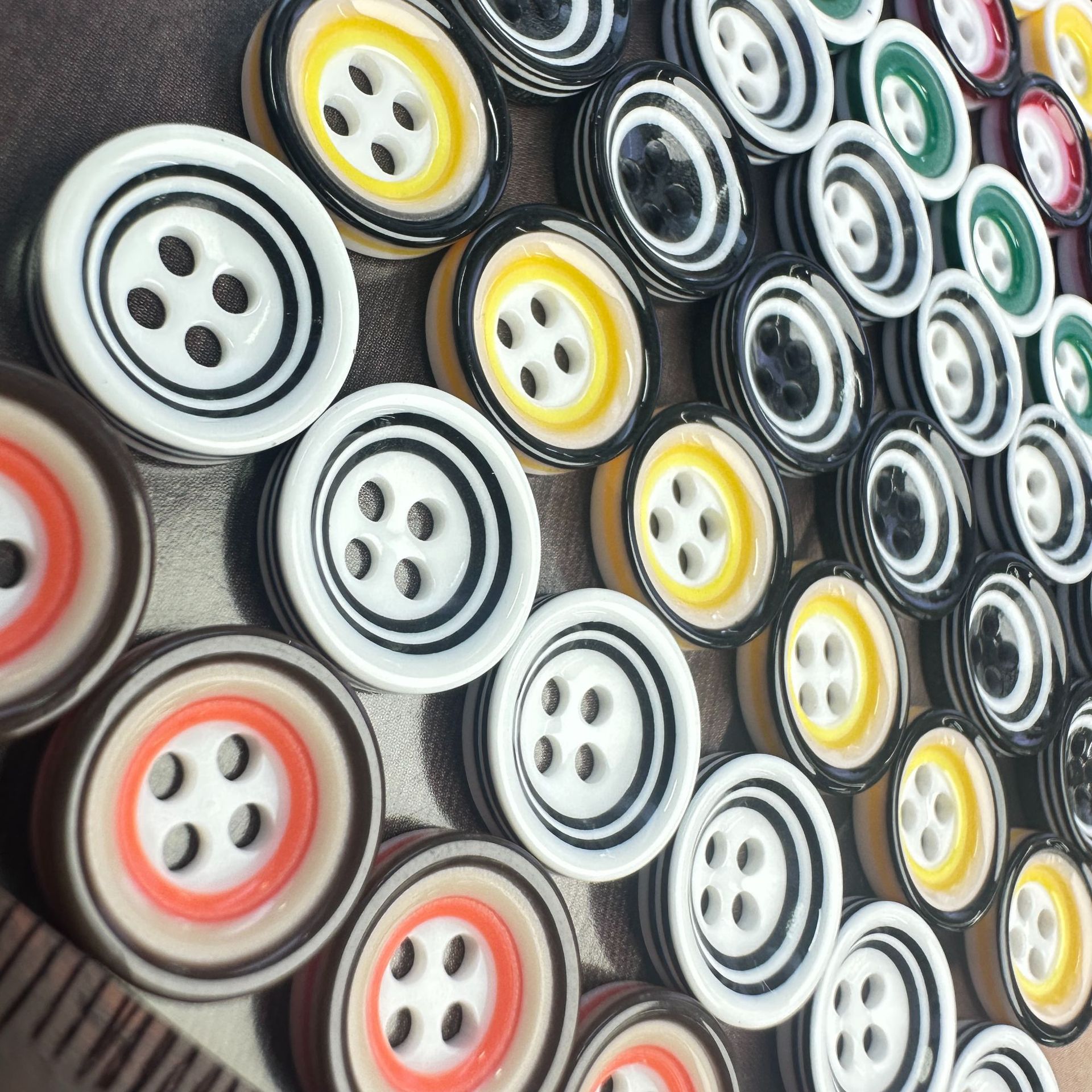 Resin colored bowl buttons, children's sweater shirt buttons, children's clothing rainbow-colored shirt coat buttons, DIY buttons details Picture
