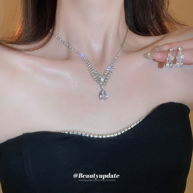 European and American cross-border water drop diamond-encrusted stud necklace, light luxury style fashion pendant, collarbone chain, internet-famous high-end accessory for women Application Scenario