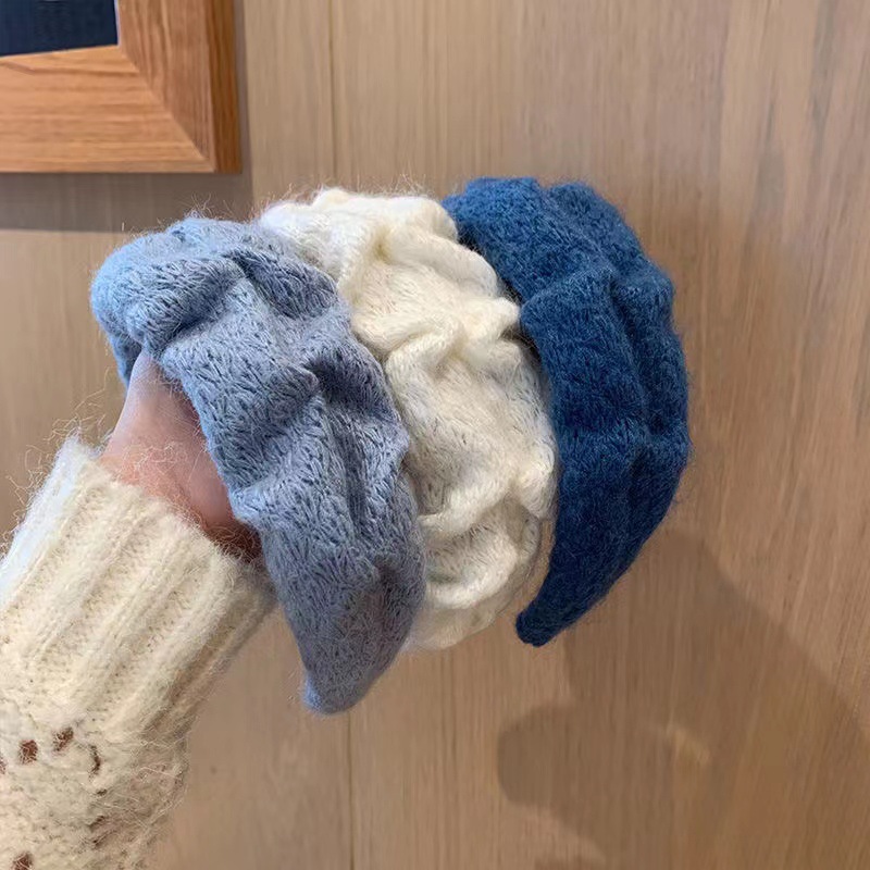 The new 2024 autumn/winter collection features a Klein blue woolen headband, a gentle and retro wide-brimmed hairpin, and a women's pleated knit details Picture