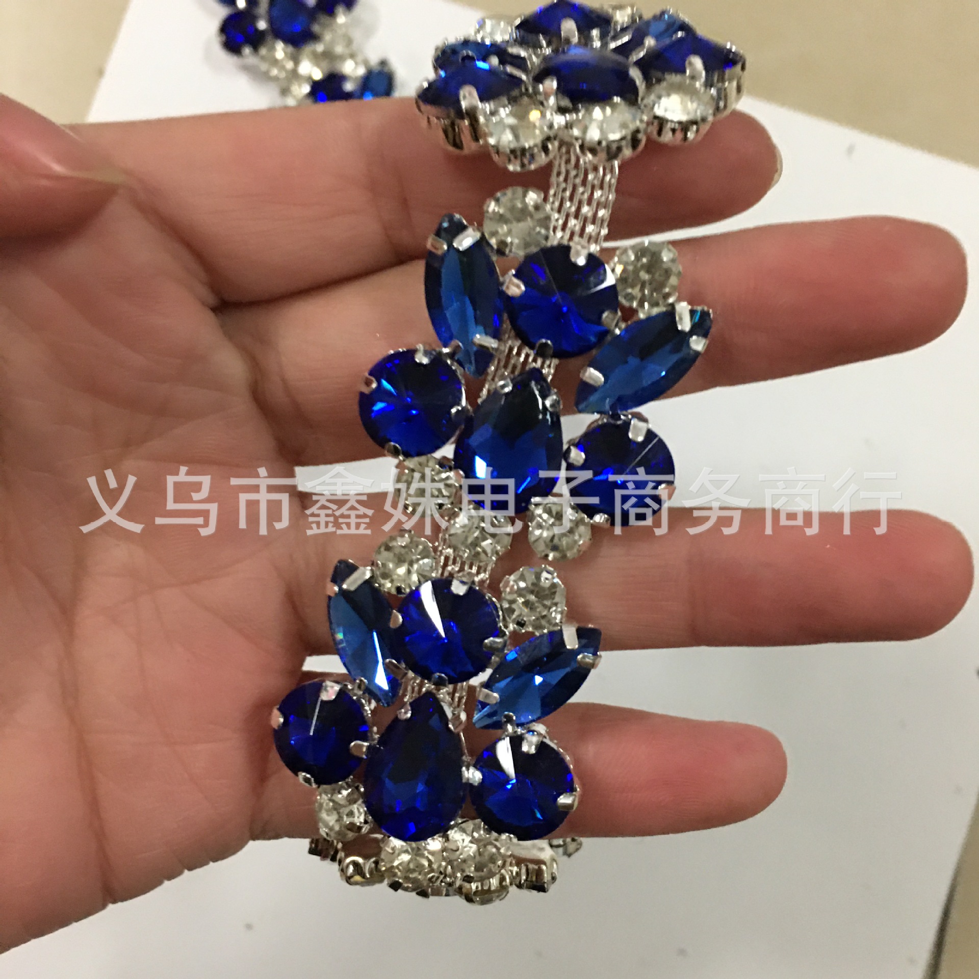 New best-selling items in stock, welded code chain, super sparkling water diamond chain, DIY clothing decoration diamond chain factory direct sales Specification image