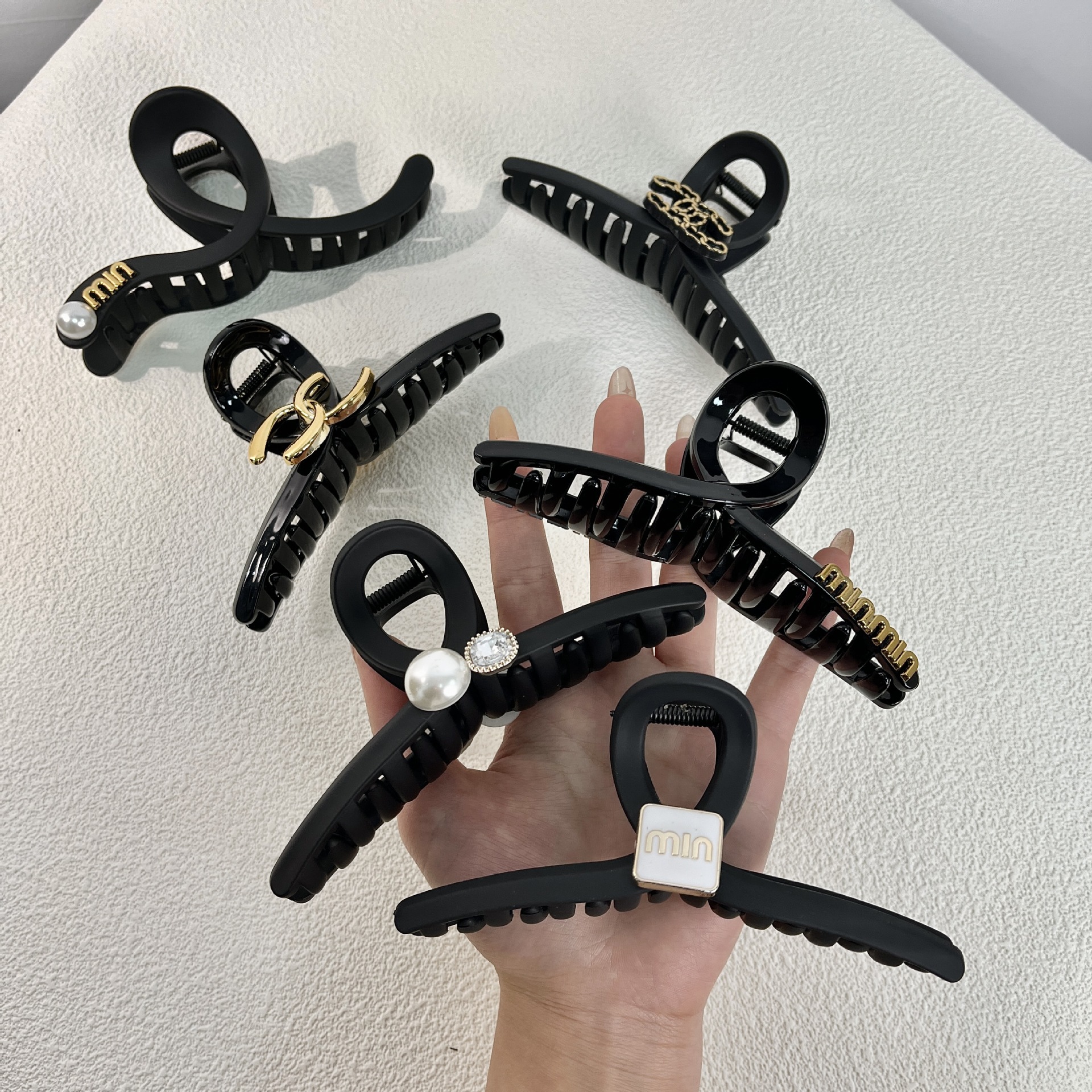 Large-sized hair clips, women's back head updo headwear, hair clips, matte shark clips, high-end feel Application Scenario