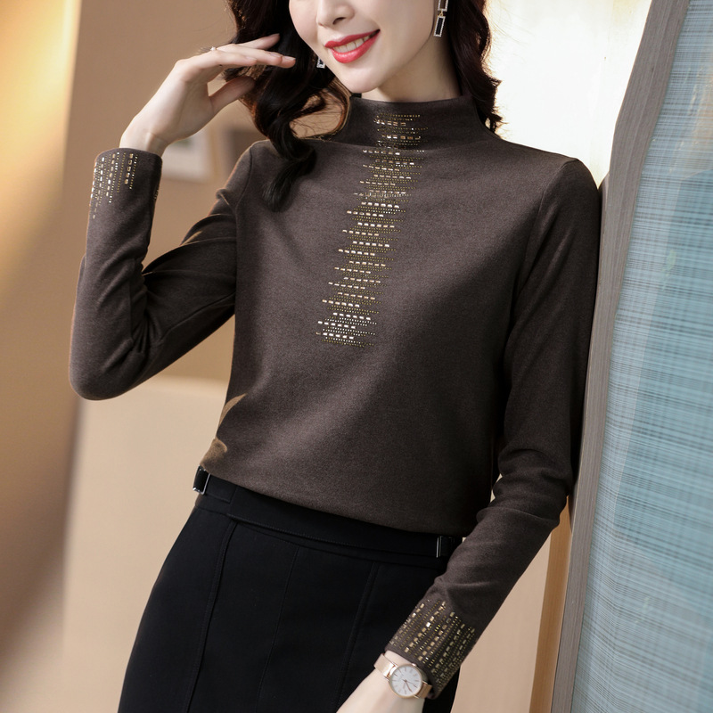 This semi-high-neck base layer shirt is a new style for middle-aged mothers in the autumn of 2023. It is slimming and stylish, paired with a long-sleeved T-shirt top Application Scenario