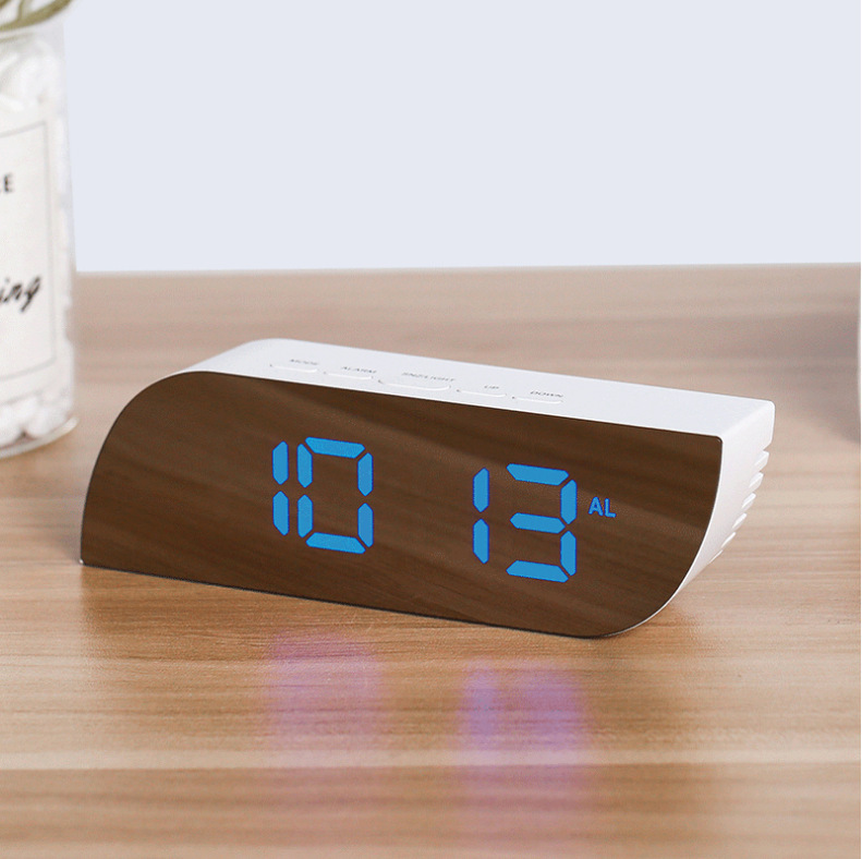 Nuevo reloj despertador espejo multifunción LED cuidado de los ojos maquillaje espejo pequeña luz nocturna Application Scenario