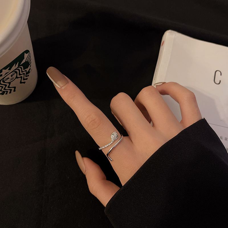 The New Kimoj Ring, Slightly Set With Zircon Wrapped Around A Small Snake, Features A Niche Design That Is Fashionable And Individual. It Is A Unique Index Finger Ring For Women's Decoration Application Scenario