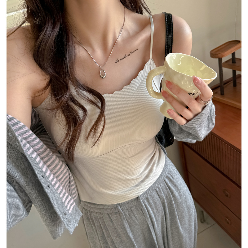 春夏季冰丝无痕带胸垫固定杯打底吊带背心女式内搭设计感性感上衣