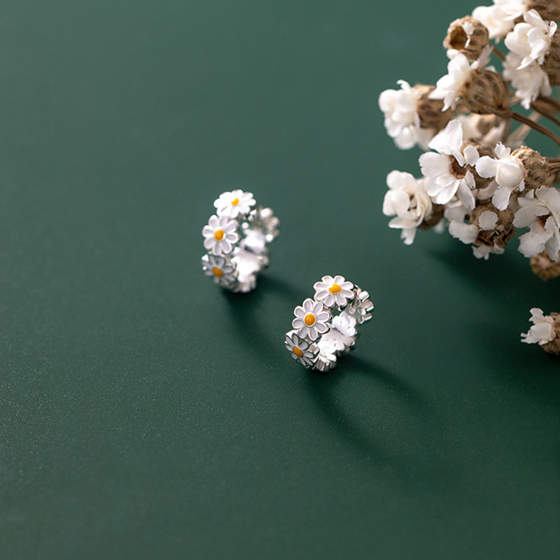 Cross-Border Hot Instagram Small Daisy Ear Buckle Female White Drop Glue Flower Earrings Simple Temperament Daisy Earrings details Picture